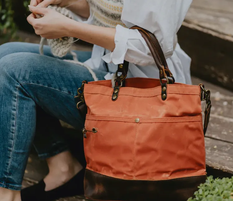 Della Q Tote