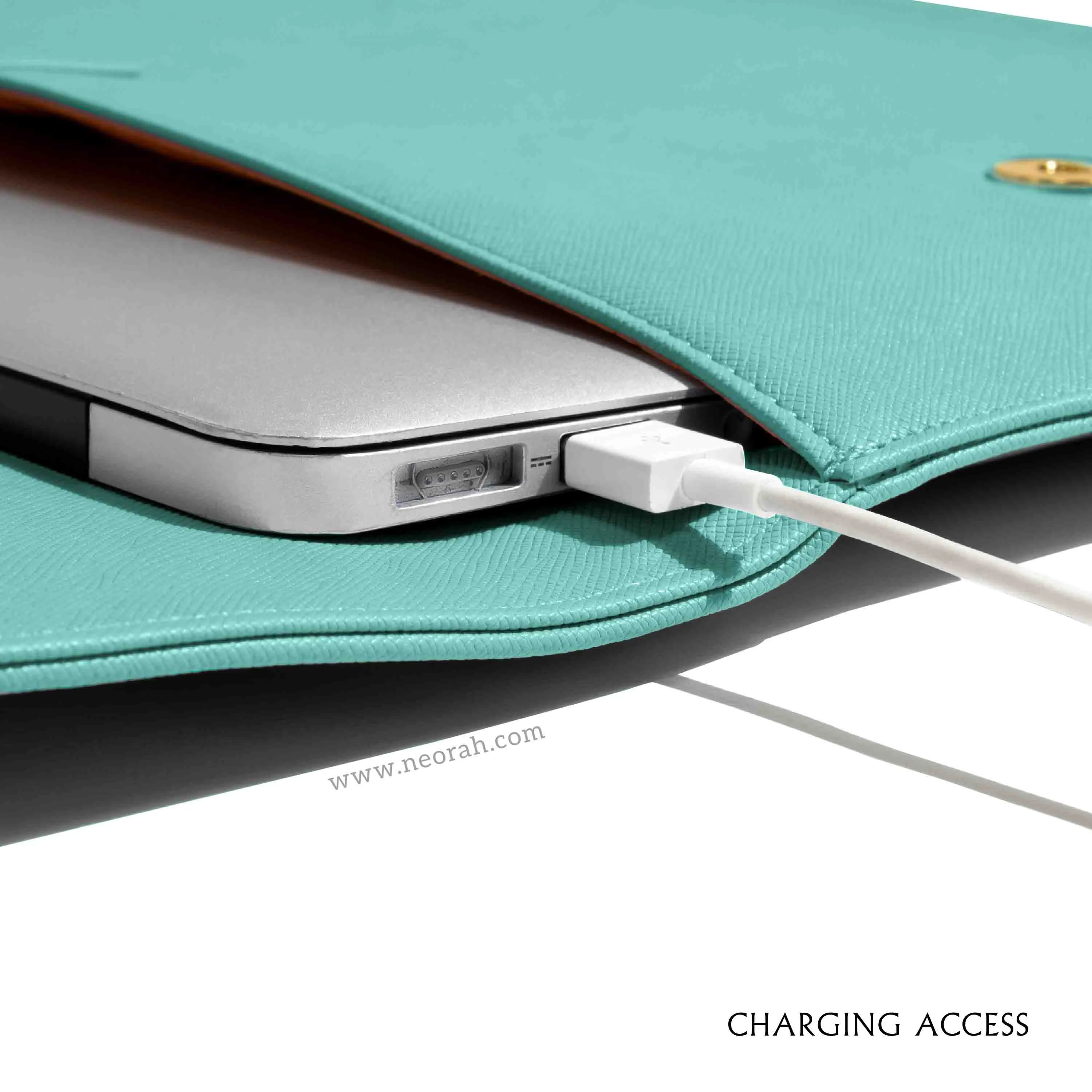 LAPTOP SLEEVE WITH FLAP   MAGNETIC CLOSURE