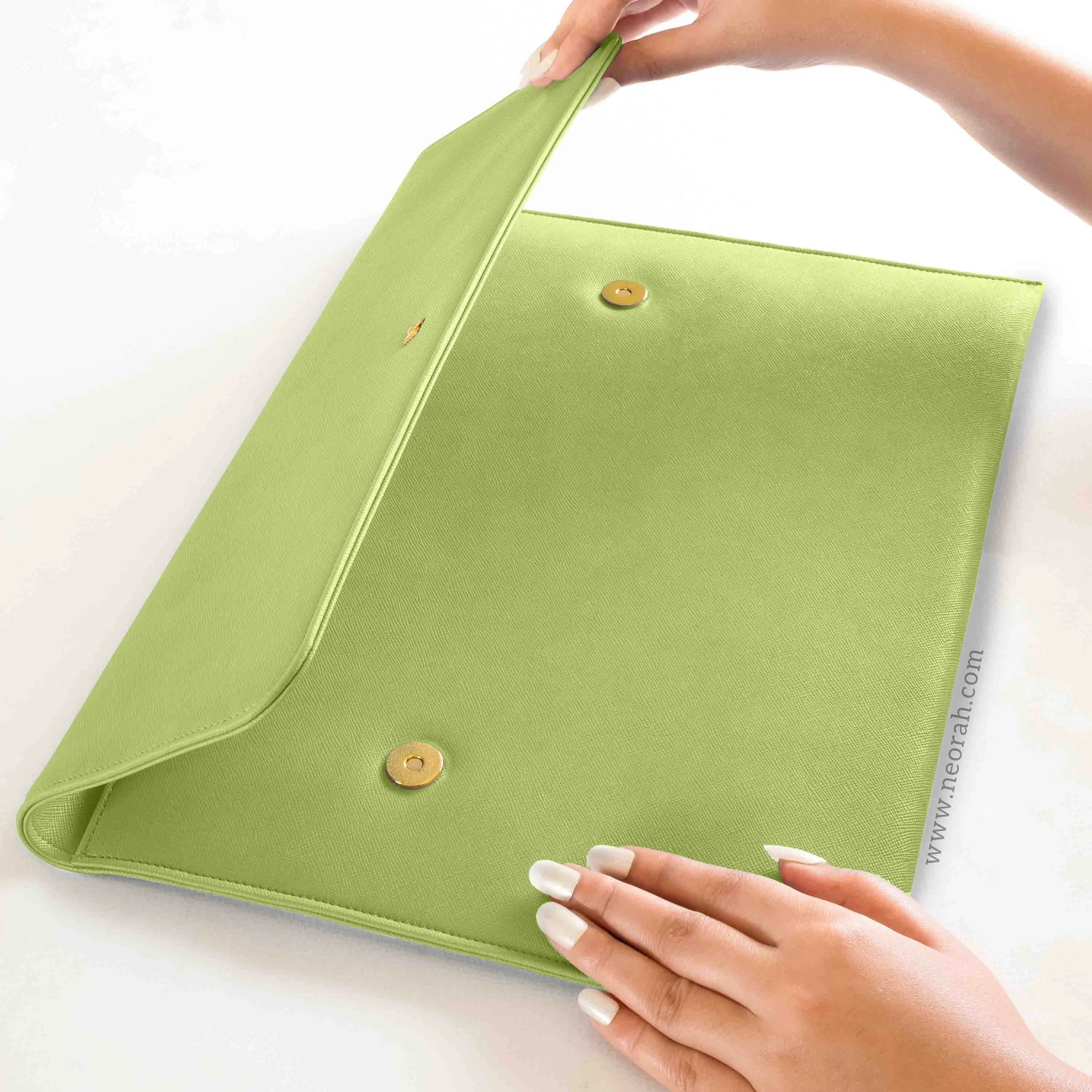 LAPTOP SLEEVE WITH FLAP   MAGNETIC CLOSURE