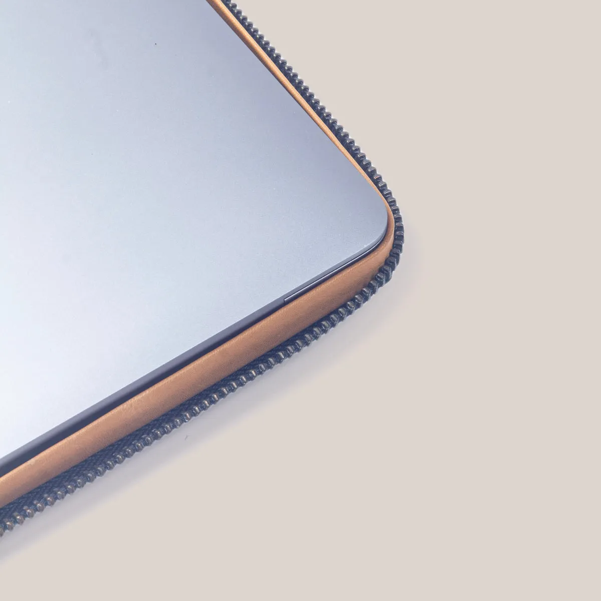 MacBook Pro 16 Zippered Laptop Case - Felt and Tan Crunch