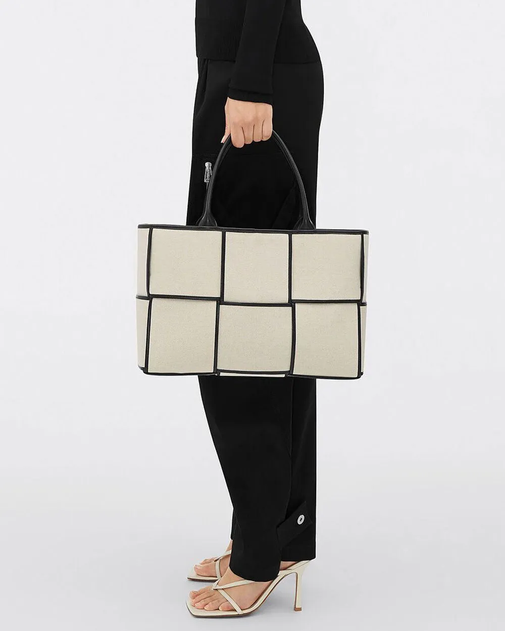 Medium Arco Tote in Natural and Black